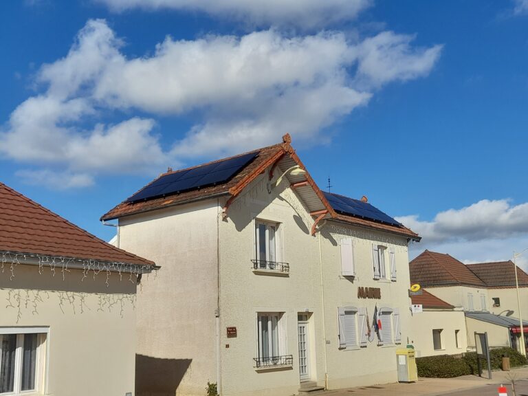Installation photovoltaïque en surimposition, mairie, Saint-Étienne-en-Bresse