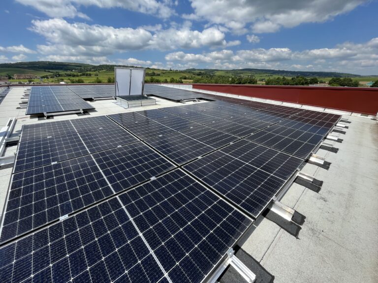 Installation photovoltaïque en toiture terrasse, traiteur, Saint-Désert